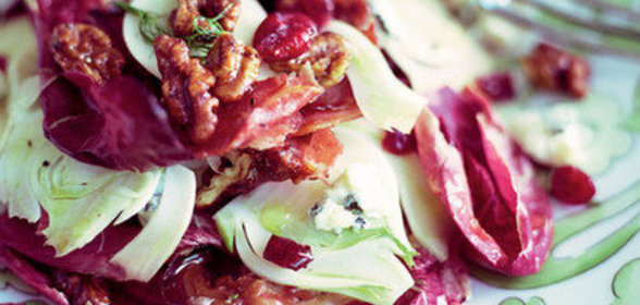 Салат из красного цикория, горгонзолы, фенхеля и грецких орехов в карамели