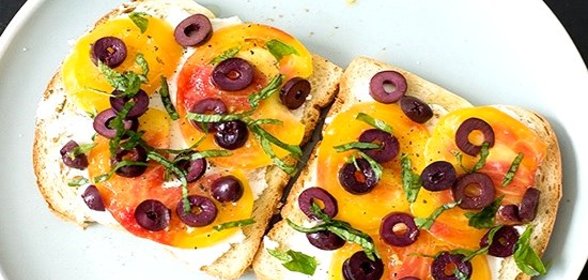 Бутерброды с маслинами, помидорами и сыром
