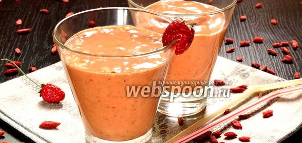 Смузи с бананом, клубникой и годжи