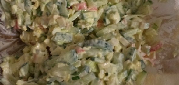 Салат с крабовыми палочками, огурцами и зеленым луком