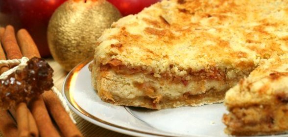 Шарлотка с орехами и корицей
