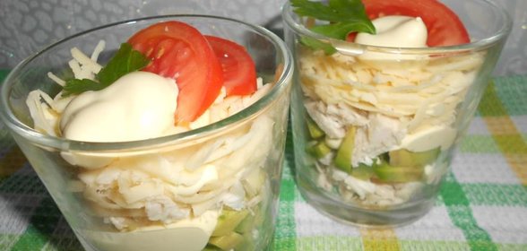 Салат-коктейль с курицей, авокадо и сыром