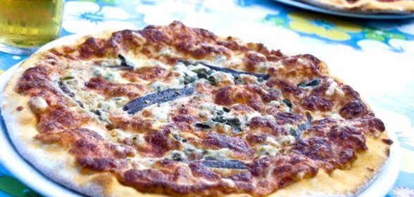 Пицца с сардинами, луком и помидорами