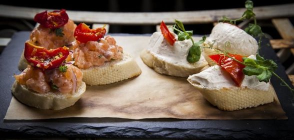 Брускетта с лососем