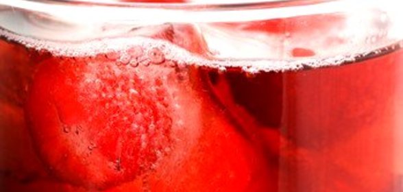 Ледяные кубики из клубники и лимонного сока для шампанского