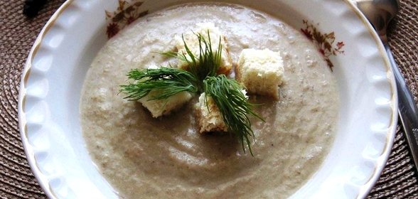 Суп-пюре из грибов с чесночными гренками