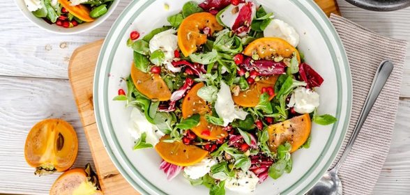 Салат с хурмой и моцареллой