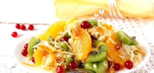 Салат из капусты, ягод и фруктов