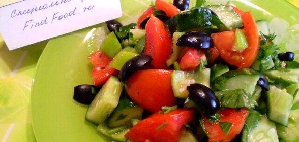 Овощной салат с маслинами