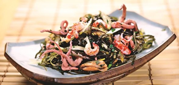 Салат из морской капусты с морепродуктами