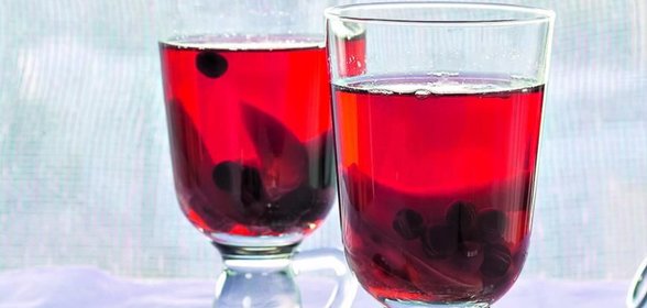 Компот из слив и черноплодной рябины