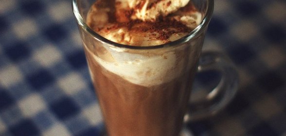 Кофе гляссе с яичным желтком и ванильным мороженым