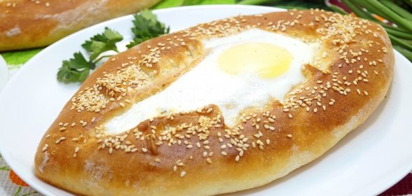 Хачапури с брынзой и яйцом
