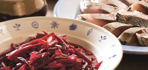 Свекла, тушенная с красным вином, и балтийская сельдь