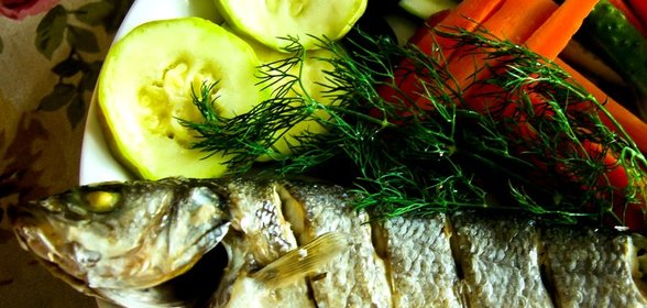Сибас, запеченный с тимьяном и розмарином