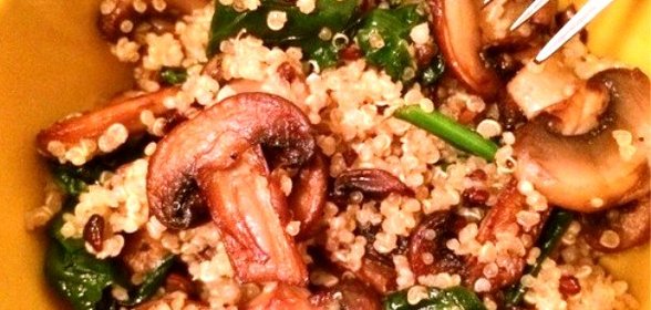 Салат с киноа, шпинатом и грибами