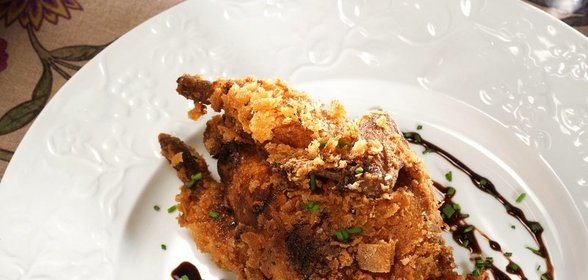 Жареные перепелки с вафлями и кленовым сиропом