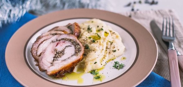 Рулет из свинины с грибной начинкой