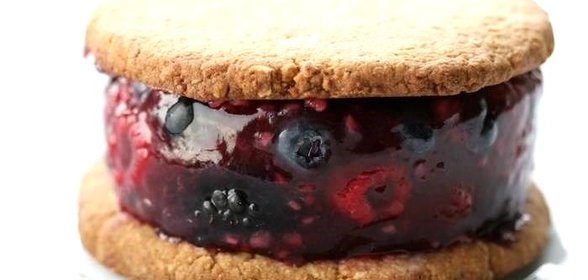 Желе из ягод в кокосовом печенье