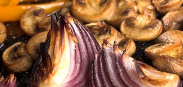 Печеный сладкий лук с бальзамическим уксусом и орегано