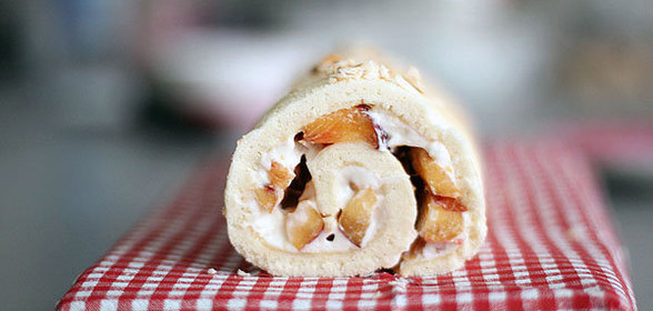 Бисквитный рулет со сливочным сыром и фруктами