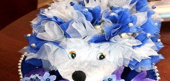 Ежик из конфет