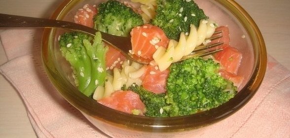 Теплый салат из макарон, малосольной форели и брокколи