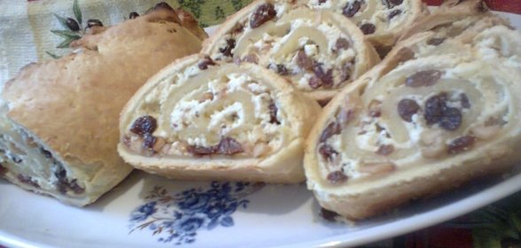 Песочный рулет с творогом, изюмом и орехами