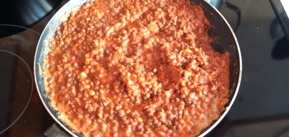 Чечевица с чесноком в томатном соусе