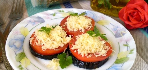 Жареные баклажаны с помидорами и сыром
