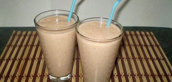 Смузи с бананом и земляникой