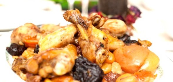 Окорочка в сливочно-черносливовом соусе