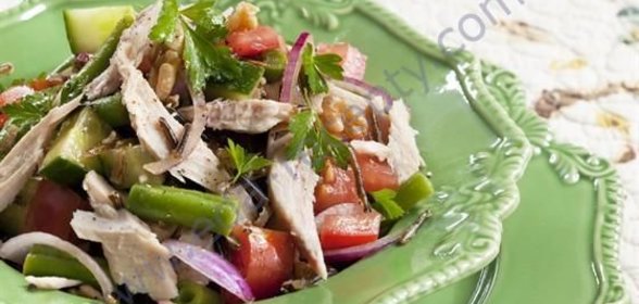 Салат с тунцом и помидорами