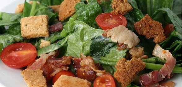 Салат с шпинатом, беконом и крутонами