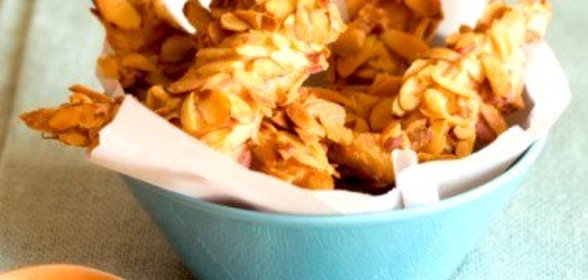 Куриные кусочки в панировке из миндаля с коричневым рисом