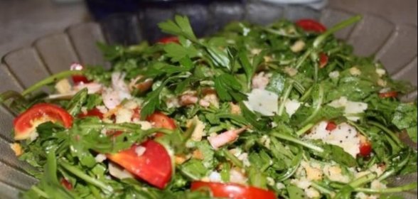 Салат с креветками, рукколой и пармезаном