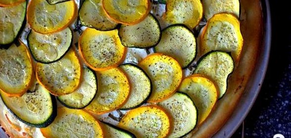 Пицца с цуккини и козьим сыром
