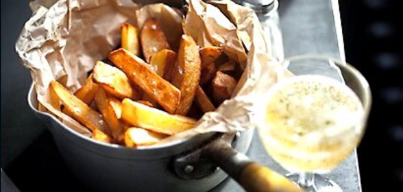 Картофель с соусом дзадзики и морской солью