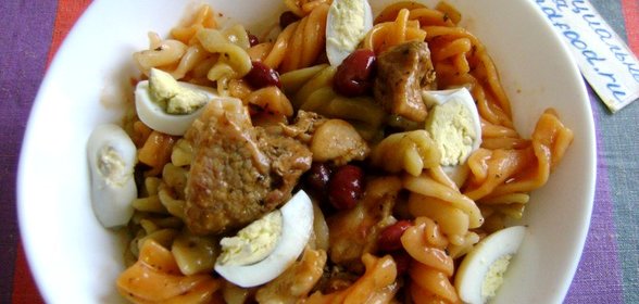 Теплый салат с макаронами и свининой