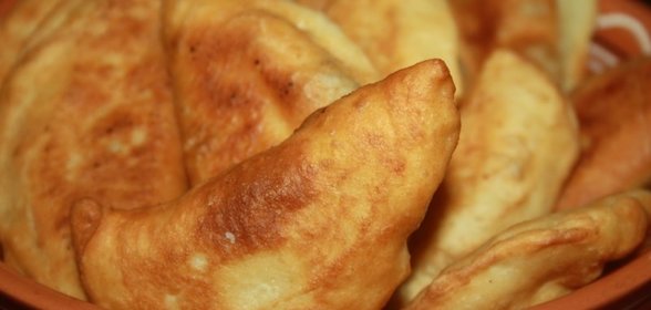 Чебуреки с курицей и кислым яблоком на кефире