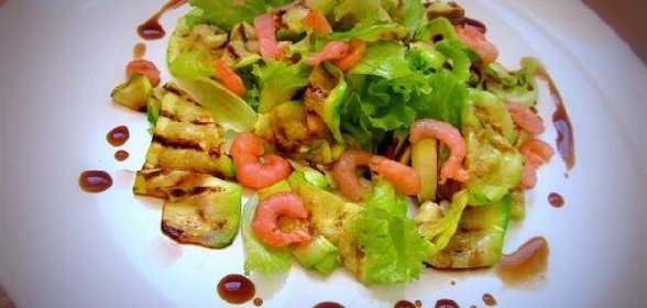 Салат с креветками и кабачками запечёнными на гриле