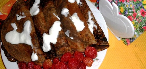 Шоколадные блинчики с ягодами