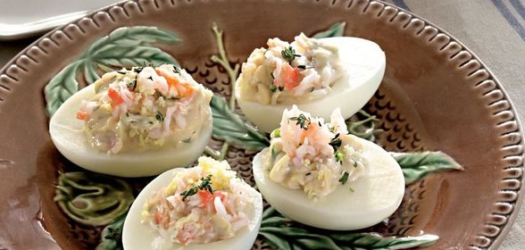 Фаршированные яйца с крабами в соусе равигот
