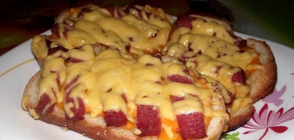 Бутерброды с колбасой жареные