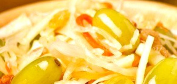 Шукрут с яблоками и виноградом