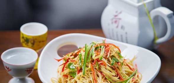 Салат из тонкого тофу с огурцом и китайской капустой