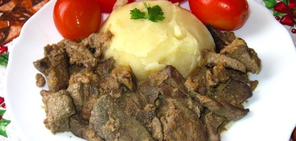 Печень свиная тушеная в сметане с чесноком