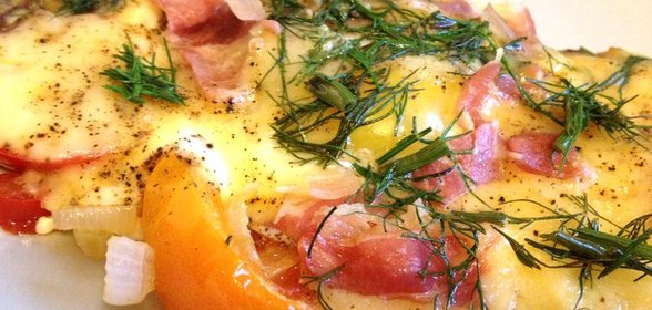 Яичница с беконом, помидорами и сыром