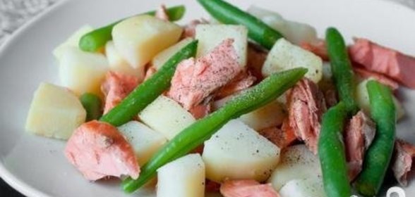 Салат из форели с картофелем и зеленой фасолью