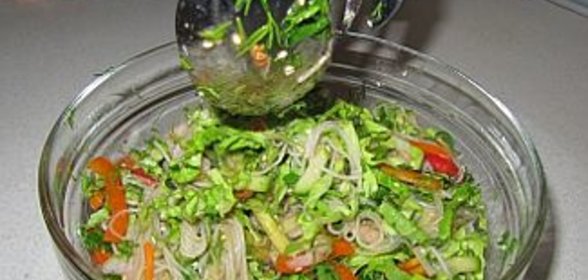 Салат с фунчезой и креветками